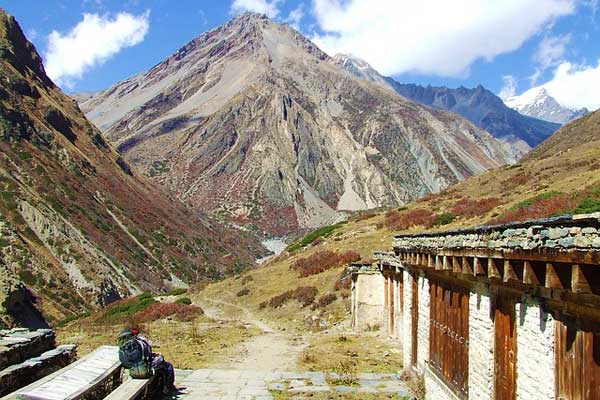 Nepal-Tea-House-Trekker-Mountain-View