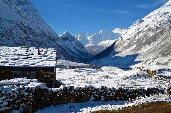 Nepal-Teahouse-In-snow