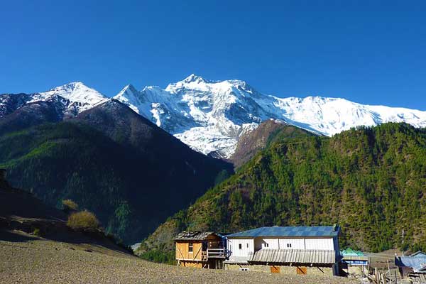 Nepal-Teahouse-snowy-peaks
