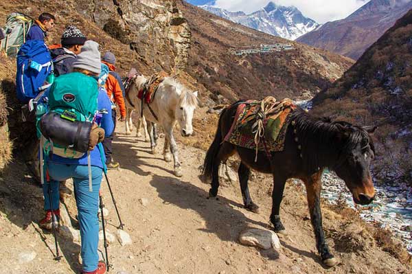 Nepal-Trekkers-Tea-Houses-backgound-mountains