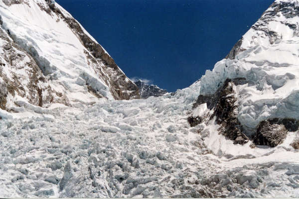 everest-sherpas-khumbu-icefall