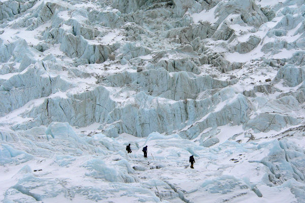 khumbu-icefall-avalanche-2014-featured