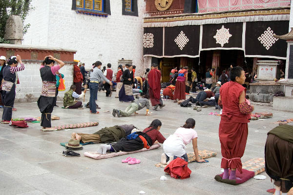 limi valley trek people praying Mountain IQ