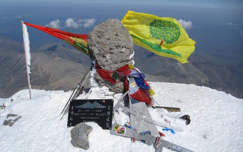 Mount-Elbrus-climb-summit