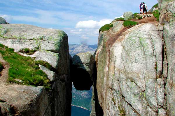 Kjeragbolten-hike-in-Norway