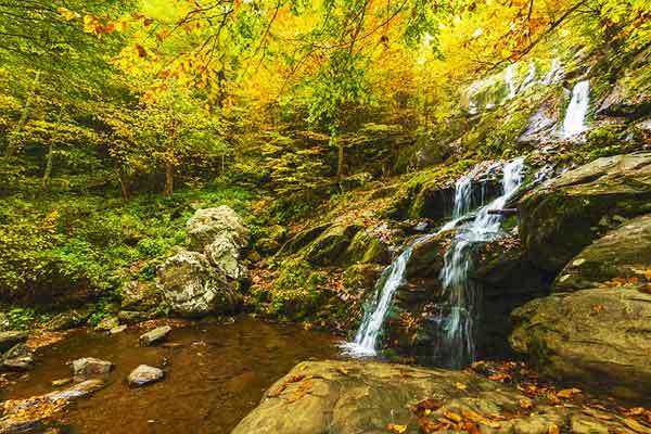 Virginia-hikes-appalachian-trail