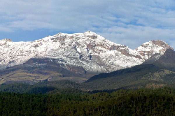 Iztaccihuatl-volcano-mexico