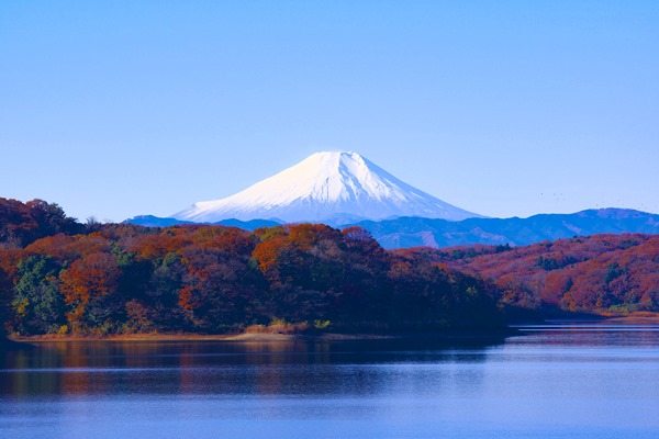 lake-hiking-mt-fuji