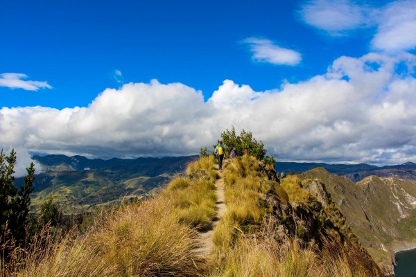 walking-quilotoa-lake